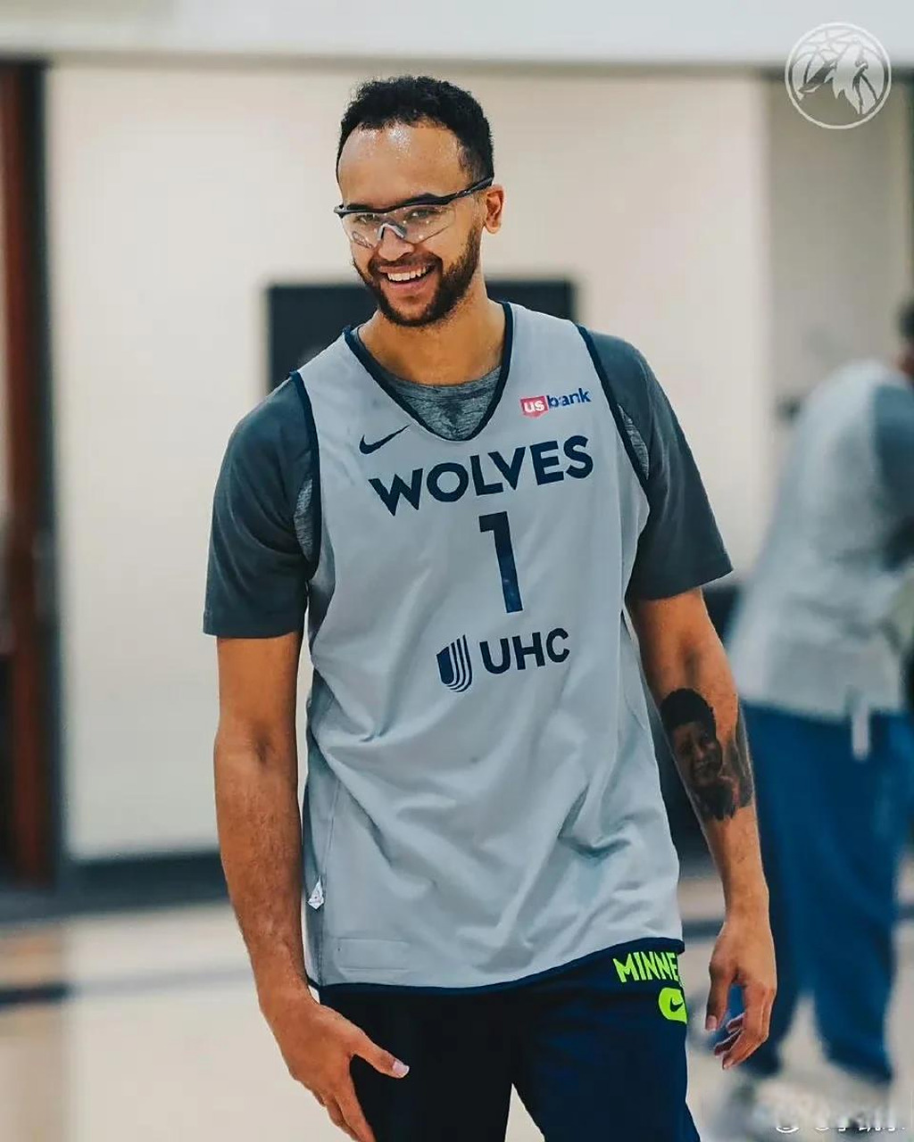 九游体育|训练课后明尼苏达森林狼调整名单以备NBA季后赛，绝杀压哨环节打磨，球迷炸锅，赛程密集仍需轮换的简单介绍